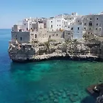Polignano A Mare: Sulla Piazza Di Domenico Modugno * Polignano a Mare