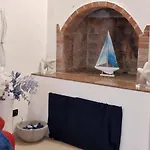 Polignano A Mare: Sulla Piazza Di Domenico Modugno Polignano a Mare