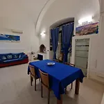 Polignano A Mare: Sulla Piazza Di Domenico Modugno Polignano a Mare