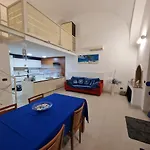 Polignano A Mare: Sulla Piazza Di Domenico Modugno