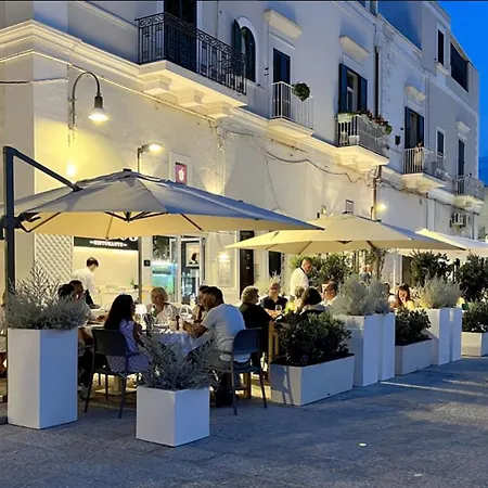 Casa de Férias Polignano A Mare: Sulla Piazza Di Domenico Modugno