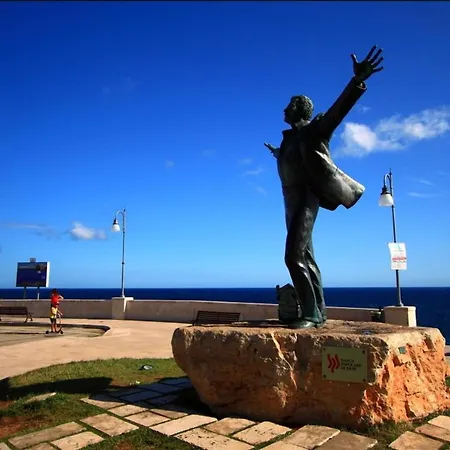 Polignano A Mare: Sulla Piazza Di Domenico Modugno Casa de Férias