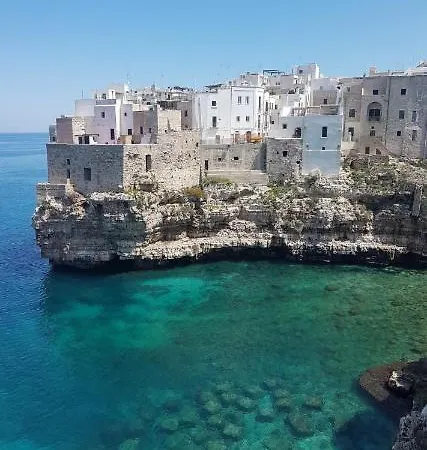 Polignano A Mare: Sulla Piazza Di Domenico Modugno * Polignano a Mare