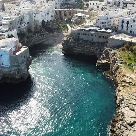 Tatil Evi Polignano A Mare: Sulla Piazza Di Domenico Modugno