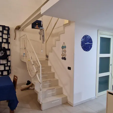 Casa de Férias Polignano A Mare: Sulla Piazza Di Domenico Modugno