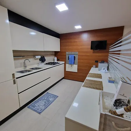 Polignano A Mare: Sulla Piazza Di Domenico Modugno *