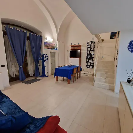 Casa de Férias Polignano A Mare: Sulla Piazza Di Domenico Modugno Polignano a Mare