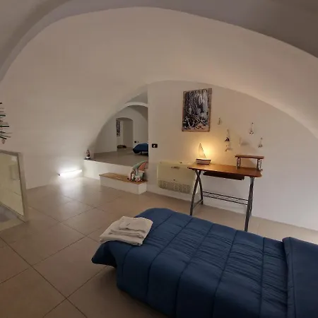 Polignano A Mare: Sulla Piazza Di Domenico Modugno