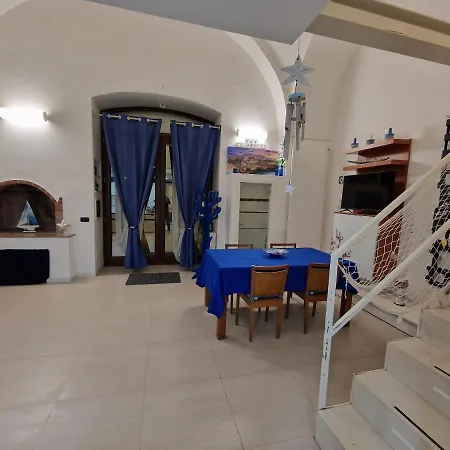 Polignano A Mare: Sulla Piazza Di Domenico Modugno Polignano a Mare