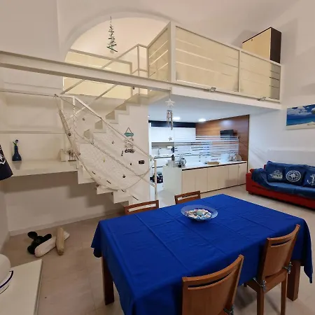 Polignano A Mare: Sulla Piazza Di Domenico Modugno Casa de Férias