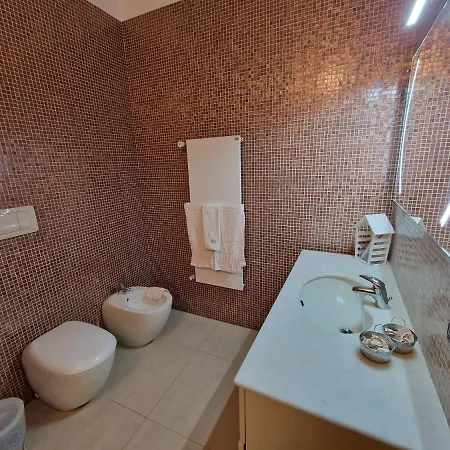 Polignano A Mare: Sulla Piazza Di Domenico Modugno Casa de Férias