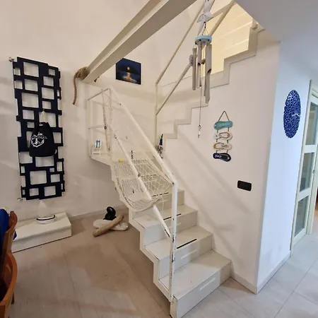 Polignano A Mare: Sulla Piazza Di Domenico Modugno Polignano a Mare