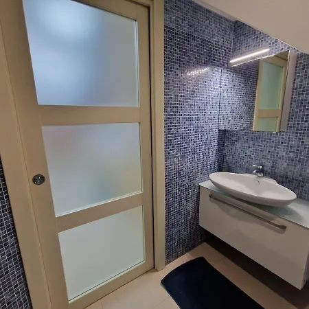 Polignano A Mare: Sulla Piazza Di Domenico Modugno *