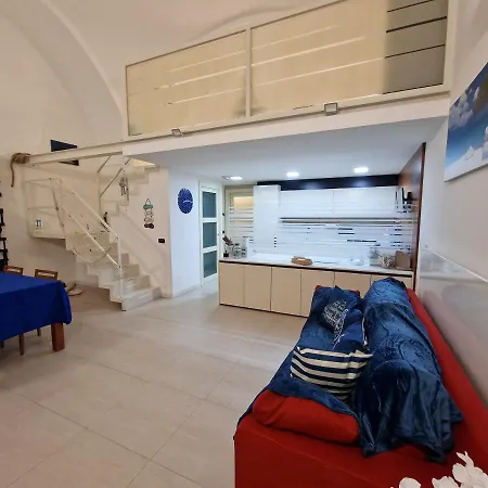 Polignano A Mare: Sulla Piazza Di Domenico Modugno Casa de Férias