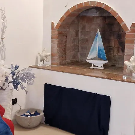 Polignano A Mare: Sulla Piazza Di Domenico Modugno Polignano a Mare