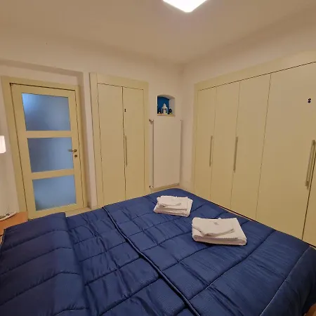 Polignano A Mare: Sulla Piazza Di Domenico Modugno *