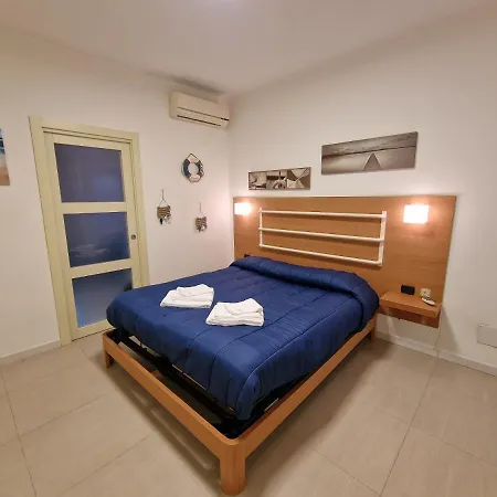 Polignano A Mare: Sulla Piazza Di Domenico Modugno Tatil Evi Polignano a Mare