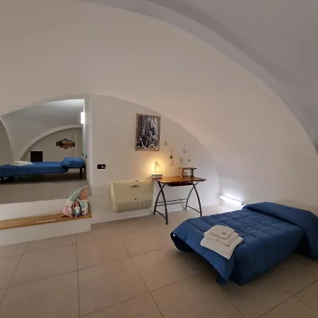 Polignano A Mare: Sulla Piazza Di Domenico Modugno Polignano a Mare