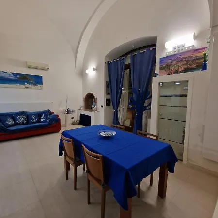 Polignano A Mare: Sulla Piazza Di Domenico Modugno Polignano a Mare