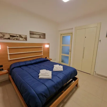 Polignano A Mare: Sulla Piazza Di Domenico Modugno