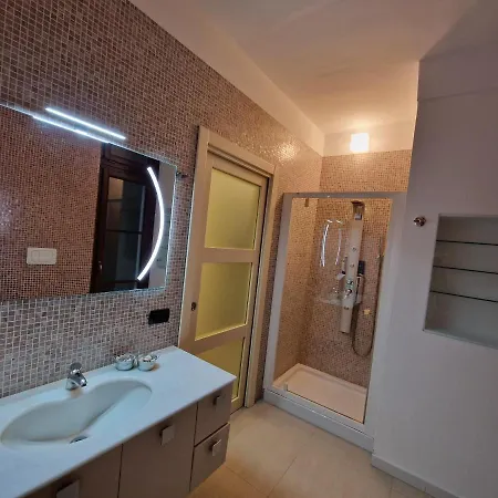 Polignano A Mare: Sulla Piazza Di Domenico Modugno *