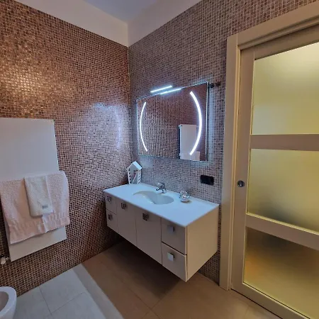 Polignano A Mare: Sulla Piazza Di Domenico Modugno *