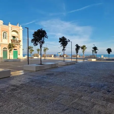 Casa de Férias Polignano A Mare: Sulla Piazza Di Domenico Modugno Polignano a Mare