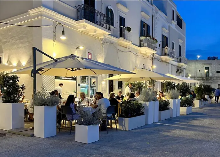 別荘 Polignano A Mare: Sulla Piazza Di Domenico Modugno