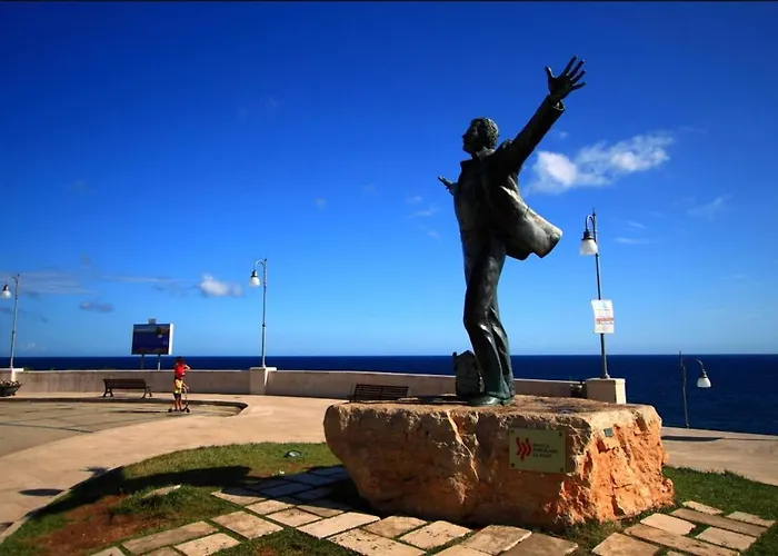 Polignano A Mare: Sulla Piazza Di Domenico Modugno 別荘