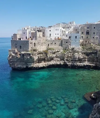 Polignano A Mare: Sulla Piazza Di Domenico Modugno * ポリニャーノ・ア・マーレ
