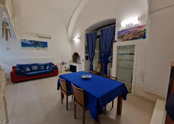 Polignano A Mare: Sulla Piazza Di Domenico Modugno ポリニャーノ・ア・マーレ